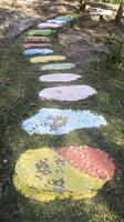 Sentier de marche coloré posé sur le sol dans le jardin ou le parc. photo