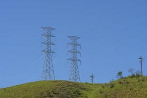 tour de transmission d'énergie électrique dans l'infrastructure de distribution d'énergie électrique en zone rurale photo