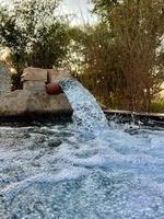 débit d'eau d'irrigation du tuyau au canal pour les champs agricoles photo