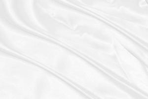 fond de tissu texturé en soie blanche, gros plan de tissu satiné ondulé avec des vagues douces. photo