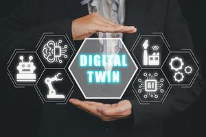 modélisation d'entreprise et de processus industriels de jumeau numérique, main de femme d'affaires tenant l'icône de jumeau numérique sur écran virtuel, innovation et optimisation.