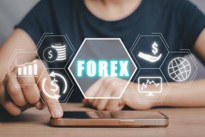 trading forex, personne utilisant un smartphone avec icône forex sur écran vr sur le bureau, investissement en ligne. concept d'entreprise, d'internet et de technologie. photo