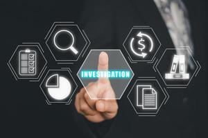 concept d'entreprise d'audit d'inspection d'enquête, main d'homme d'affaires touchant l'icône d'enquête sur l'écran virtuel, entreprise, internet, technologie.