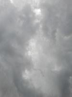 ciel sombre avec des nuages pendant la journée sur l'île de lombok, indonésie photo