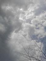 ciel sombre avec des nuages pendant la journée sur l'île de lombok, indonésie photo