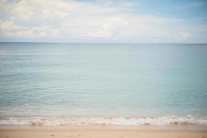 fond bleu océan et plage de sable photo