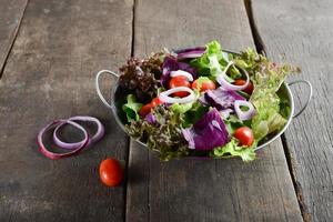 Salade de légumes frais avec fond en bois ancien rustique photo