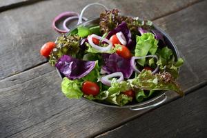 Salade de légumes frais avec fond en bois ancien rustique photo