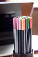 stylos colorés dans un porte-gobelet photo