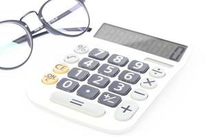 calculatrice avec une paire de lunettes photo