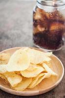 chips avec soda glacé