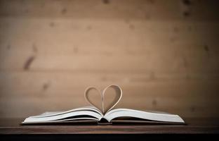 pages d'un livre en forme de coeur photo