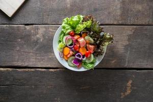 salade de légumes frais sur fond de bois photo