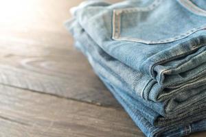 pile de jeans sur plancher de bois photo