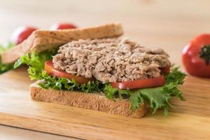 sandwich au thon sur planche de bois photo