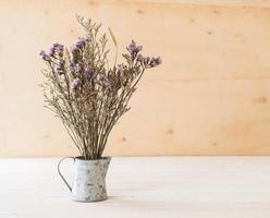 Statice et fleurs de caspia sur fond de bois photo