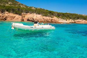 petit bateau dans une mer claire et turquoise photo