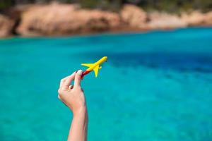 petit avion fait maison sur fond de mer turquoise photo