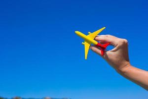 petit avion fait maison à la main sur fond de ciel bleu photo