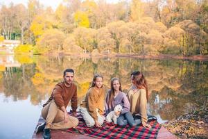 famille heureuse en pique-nique dans le parc à l'automne photo