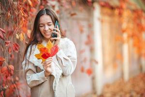 belle femme dans le parc d'automne sous le feuillage d'automne photo