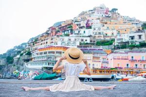 adorable petite fille le jour d'été chaud et ensoleillé dans la ville de positano en italie photo