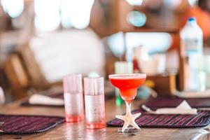 cocktails savoureux exotiques colorés dans un café en plein air photo