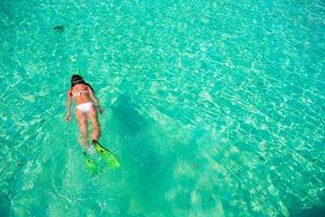 jeune fille plongée en apnée dans l'eau tropicale en vacances photo