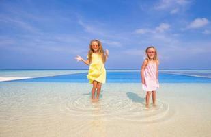 adorables petites filles jouant dans la piscine extérieure photo