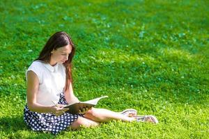 jeune femme, lecture livre, dehors, dans parc photo