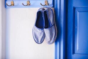 pantoufles bleues pour femmes dans le style grec de la maison sur les îles des Cyclades photo