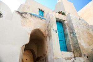 maisons de village avec de vieux escaliers dans la ville grecque de l'île de santorin photo