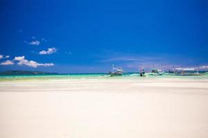 plage tropicale parfaite avec eau turquoise et voiliers photo