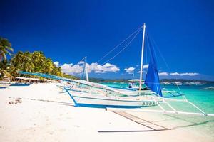 bateau philippin dans la mer turquoise, boracay, philippines photo