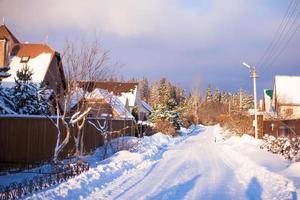 paysage enneigé d'hiver avec des maisons dans un petit village photo