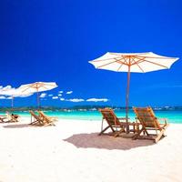 Chaises de plage sur plage de sable blanc tropical exotique photo