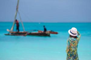 belle jeune femme sur la plage pendant les vacances tropicales photo