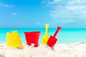 jouets de plage pour enfants sur une plage de sable blanc photo