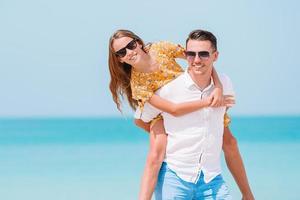 petite fille et papa heureux s'amusant pendant les vacances à la plage photo