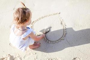 adorable petite fille s'amuser à la plage tropicale pendant les vacances photo