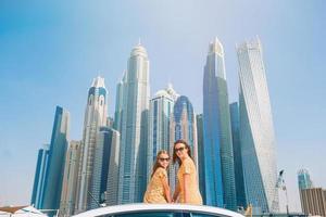 voyage en voiture d'été et jeune famille en vacances photo