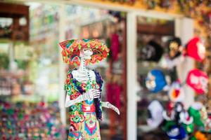 figures colorées de céramiques mexicaines traditionnelles sur le marché de rue photo