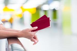 Gros plan des passeports et carte d'embarquement à l'aéroport intérieur photo