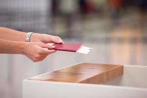 Gros plan des passeports et carte d'embarquement à l'aéroport intérieur photo