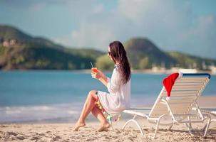 se détendre et profiter des vacances d'été, femme allongée sur un lit de bronzage sur la plage photo