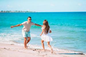petite fille et papa heureux s'amusant pendant les vacances à la plage