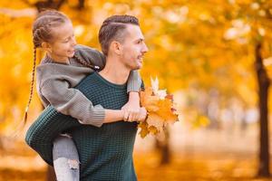 famille de papa et enfant lors d'une belle journée d'automne dans le parc photo