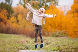 adorable petite fille à la belle journée d'automne à l'extérieur photo