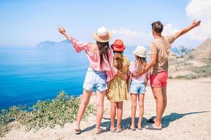 famille heureuse en vacances à la montagne photo