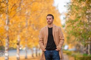 jeune homme en automne dans le parc en plein air photo